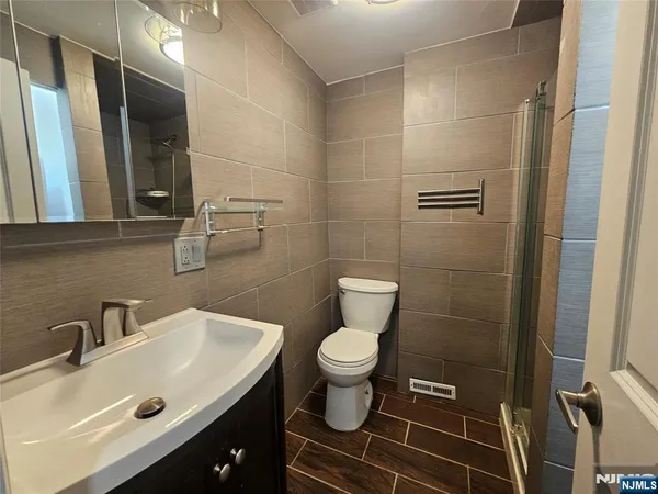 $1,600 | 108-110 Cross Street, Unit 2M, Harrison, NJ 07029