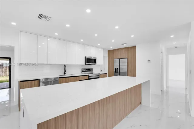 $899,900 | 695 West 73rd Place, Hialeah, FL 33014