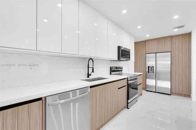 $899,900 | 695 West 73rd Place, Hialeah, FL 33014