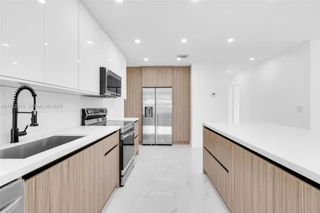 $899,900 | 695 West 73rd Place, Hialeah, FL 33014