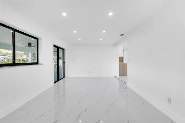 $899,900 | 695 West 73rd Place, Hialeah, FL 33014