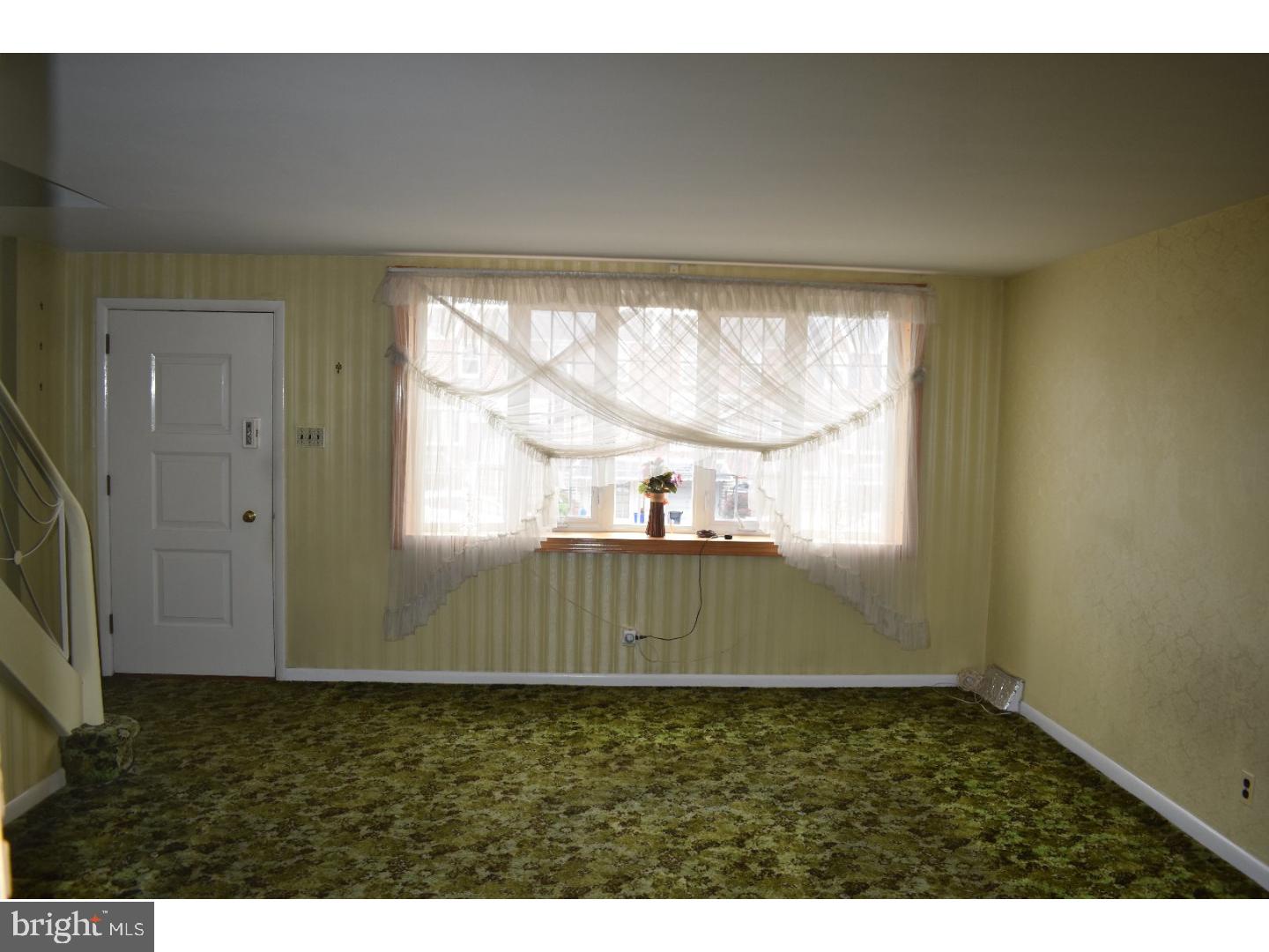 11710 Millbrook Road Philadelphia, PA 19154 - Photo 7 of 25 Living Room