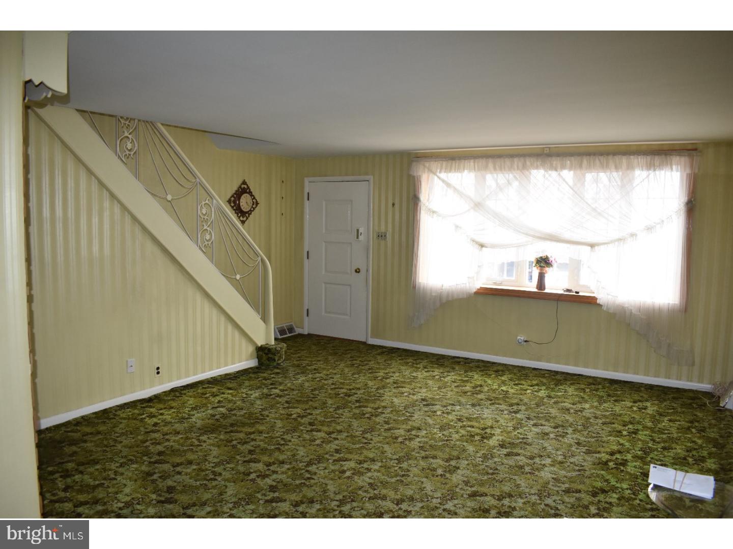 11710 Millbrook Road Philadelphia, PA 19154 - Photo 8 of 25 Living Room