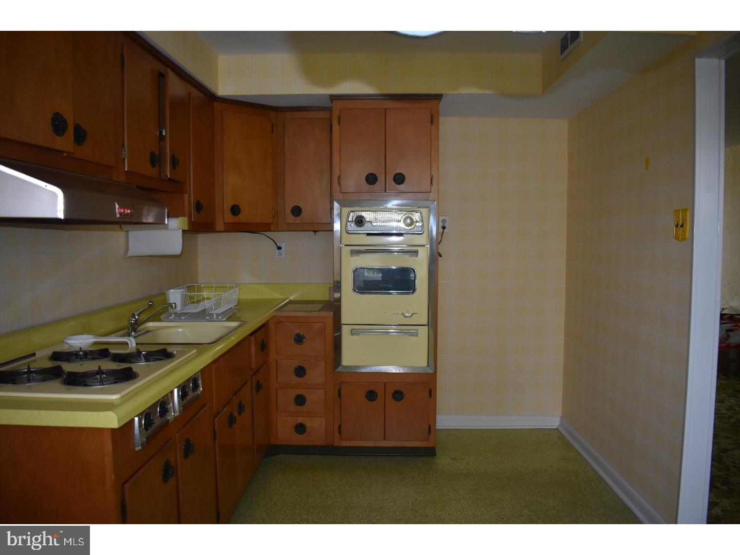 11710 Millbrook Road Philadelphia, PA 19154 - Photo 10 of 25 Kitchen