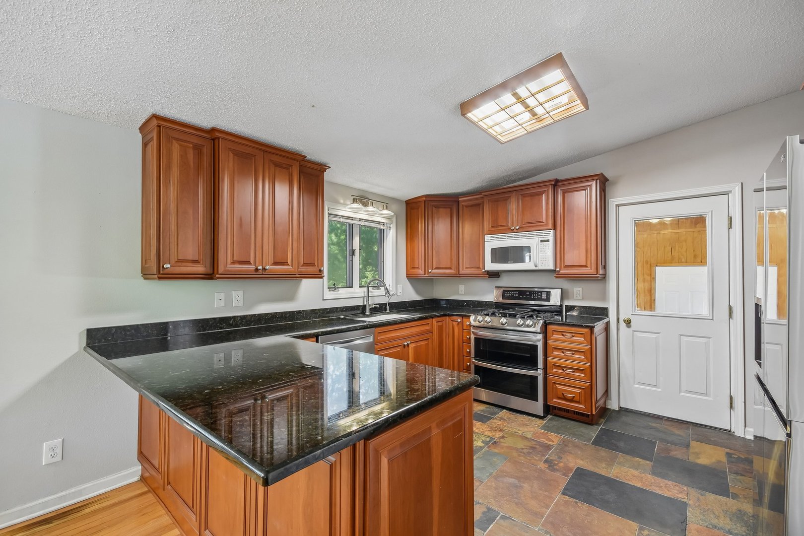 6511 Sands Road Crystal Lake, IL 60014 - Photo 9 of 36