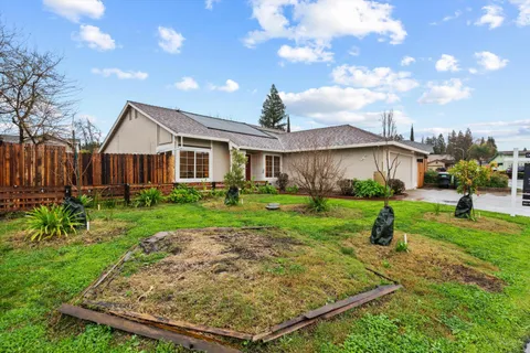 a view of a yard in front of house