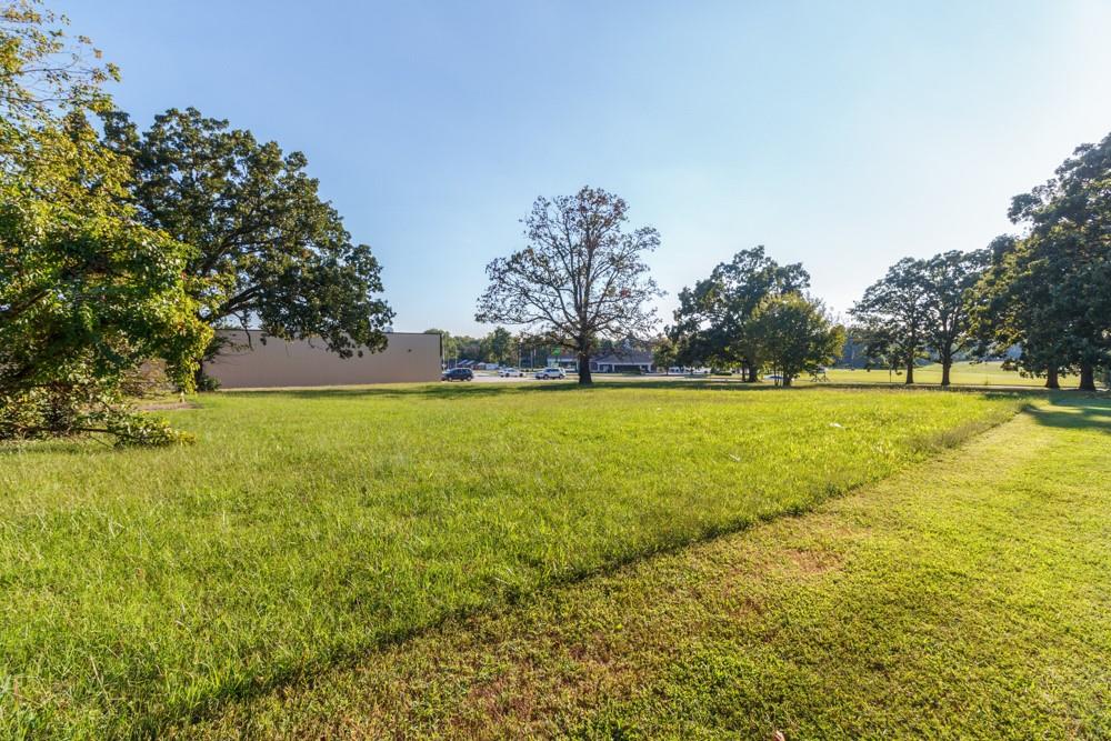 1075 Lynn Street Lebanon, MO 65536 - Photo 2 of 13