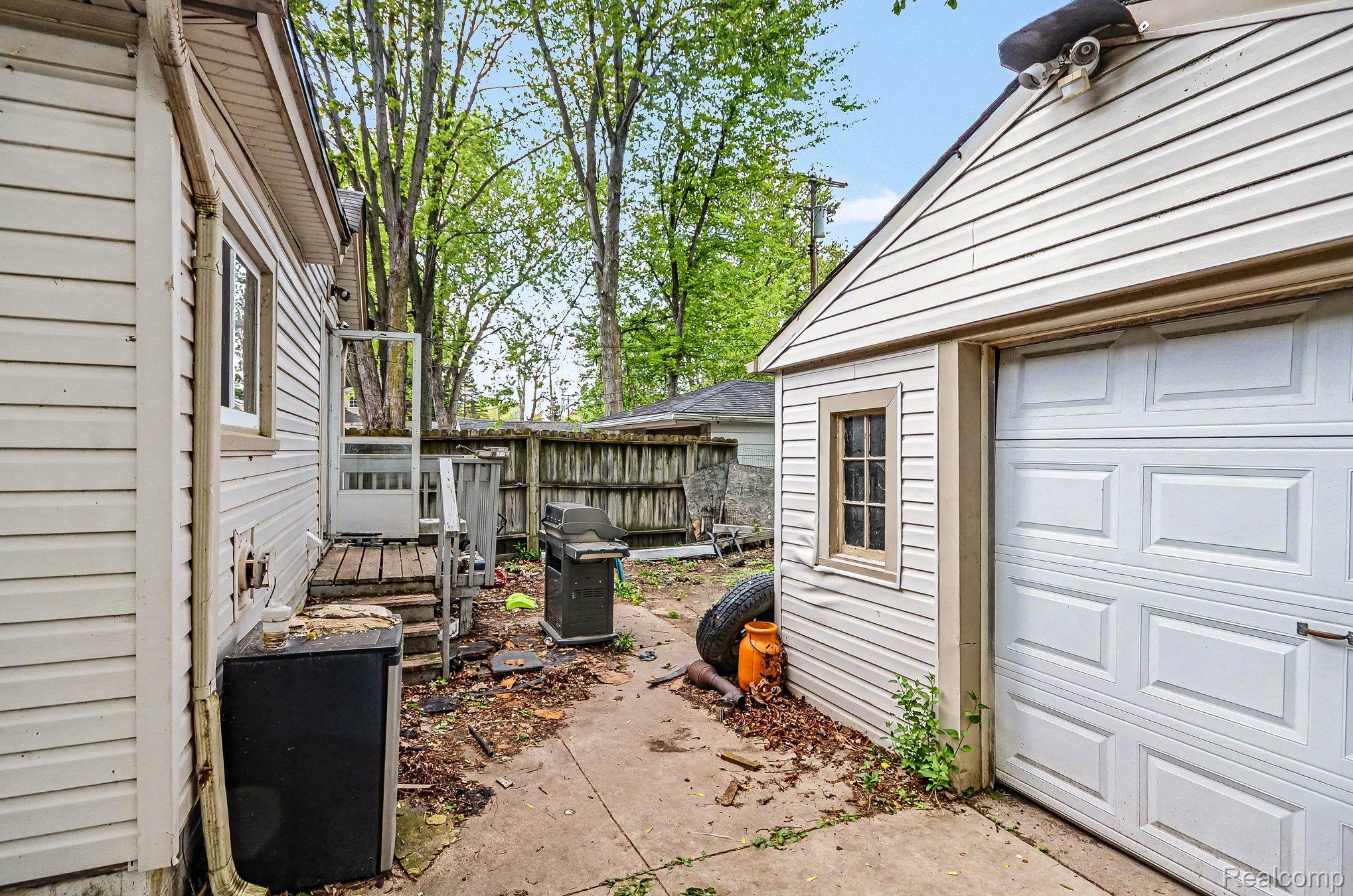 2126 Roslyn Road Grosse Pointe, MI 48236 - Photo 2 of 25 View of patio / terrace featuring area for grilling