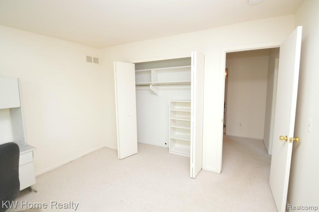 29656 Middlebelt Road, Unit 2402 Farmington Hills, MI 48334 - Photo 18 of 36