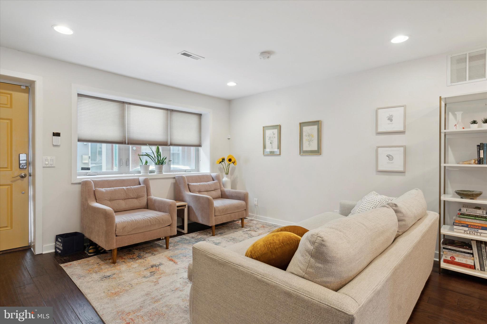 2031 Pemberton Street Philadelphia, PA 19146 - Photo 3 of 27