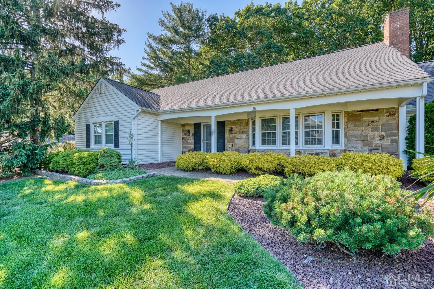 a view of a house with yard and plants