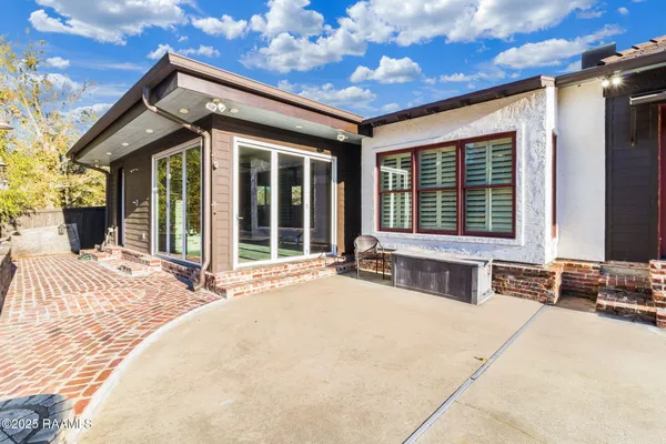 $575,000 | 220 Edgewood Avenue, Rayne, LA 70578