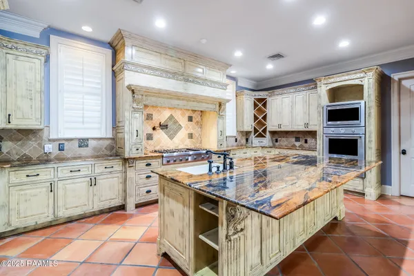 $575,000 | 220 Edgewood Avenue, Rayne, LA 70578