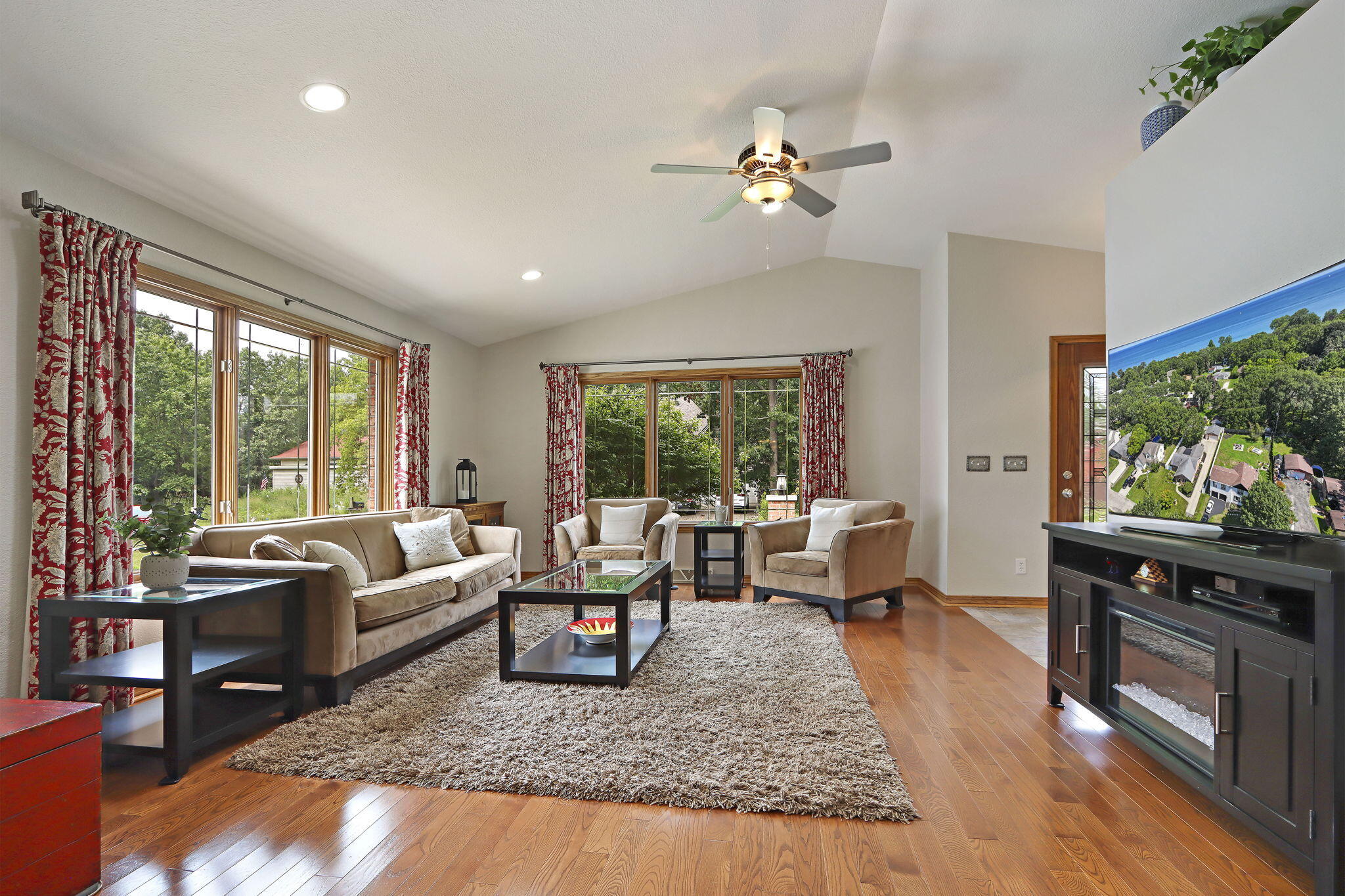 8711 3rd Avenue Pleasant Prairie, WI 53158 - Photo 3 of 43 Living Room