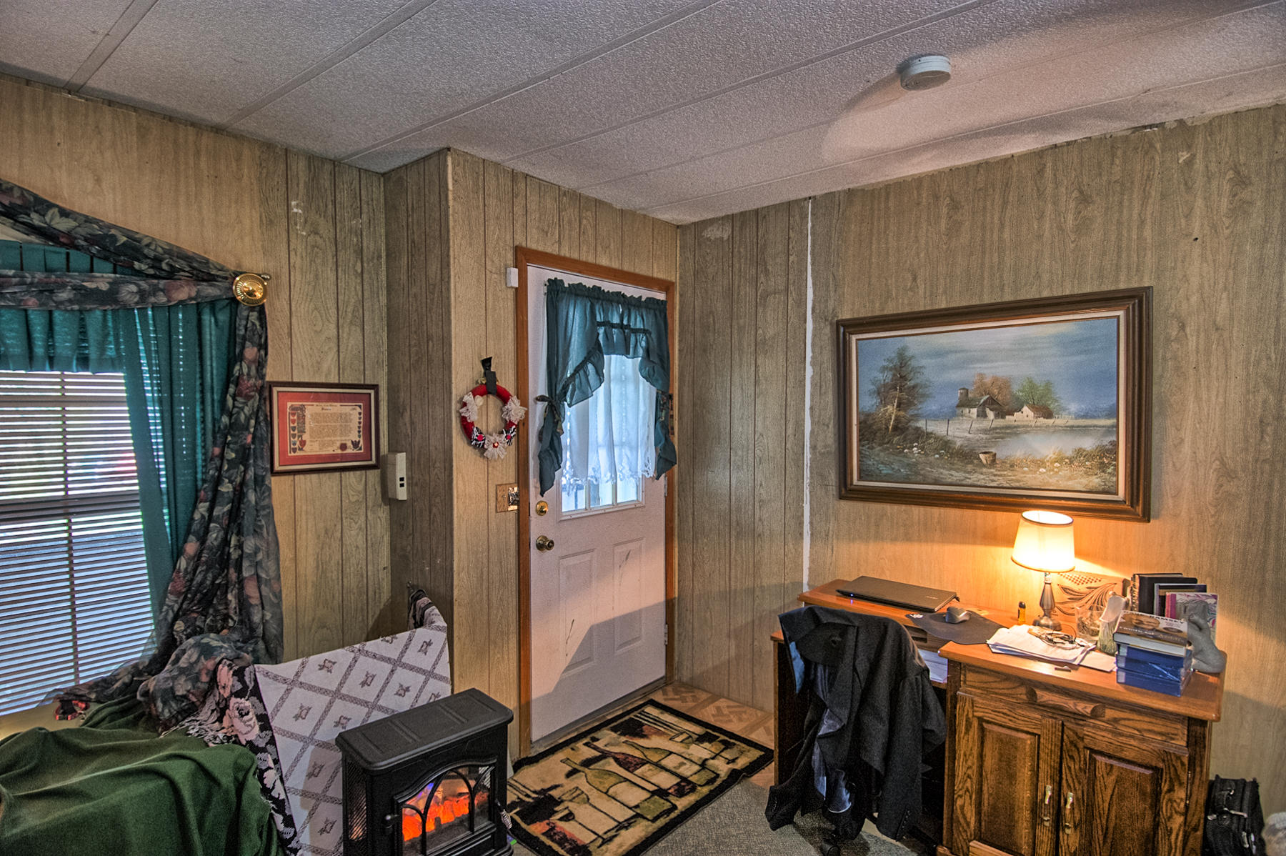 19397 Anna Road Anderson, CA 96007 - Photo 22 of 42 Living Room