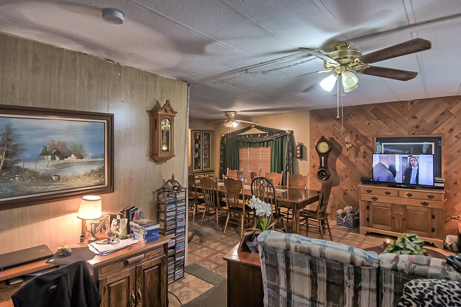 19397 Anna Road Anderson, CA 96007 - Photo 23 of 42 Living Room