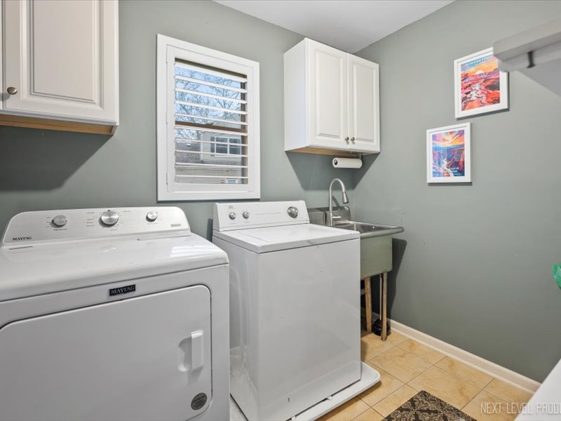 2040 Forest Ridge Road St. Charles, IL 60174 - Photo 16 of 33 a utility room with dryer and washer