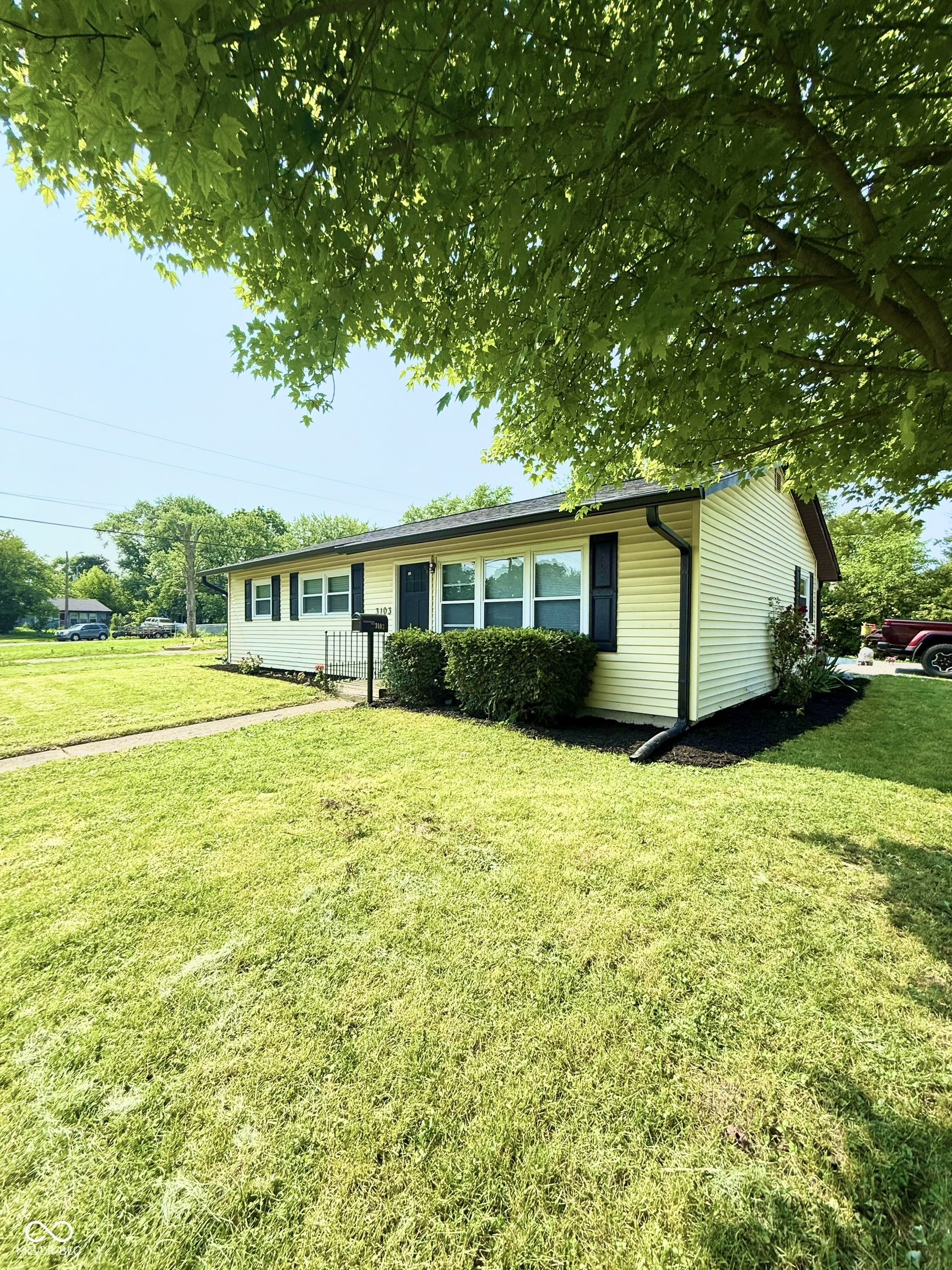 3103 Keswick Road Indianapolis, IN 46222 - Photo 2 of 28