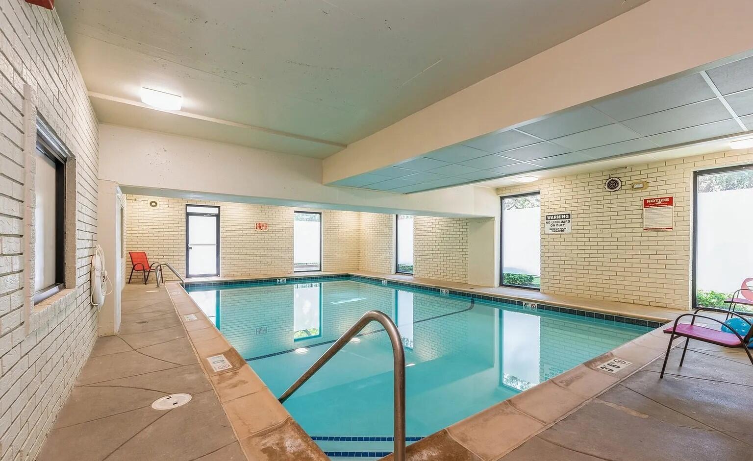 3900 North Pine Grove Avenue, Unit 405 Chicago, IL 60613 - Photo 4 of 15 a hallway with a large window and potted plants