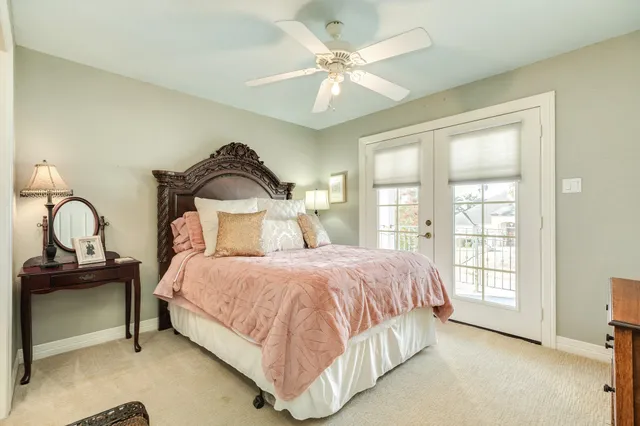 a en suite bathroom with a sink mirror and