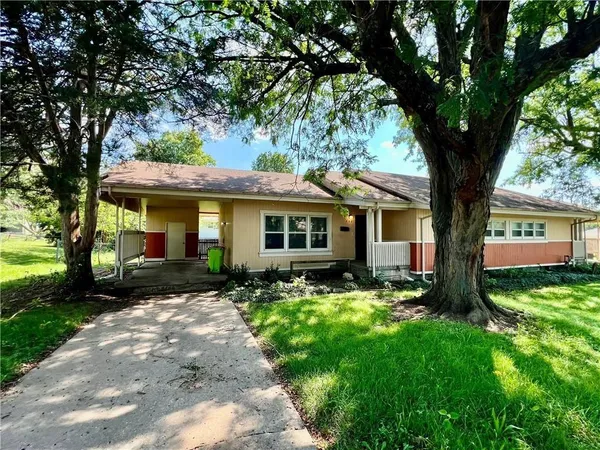 $885,000 | 508 Tumbleweed Place, Belton, MO 64012