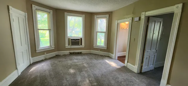 $750 | 814 13th Avenue South, Clinton, IA 52732