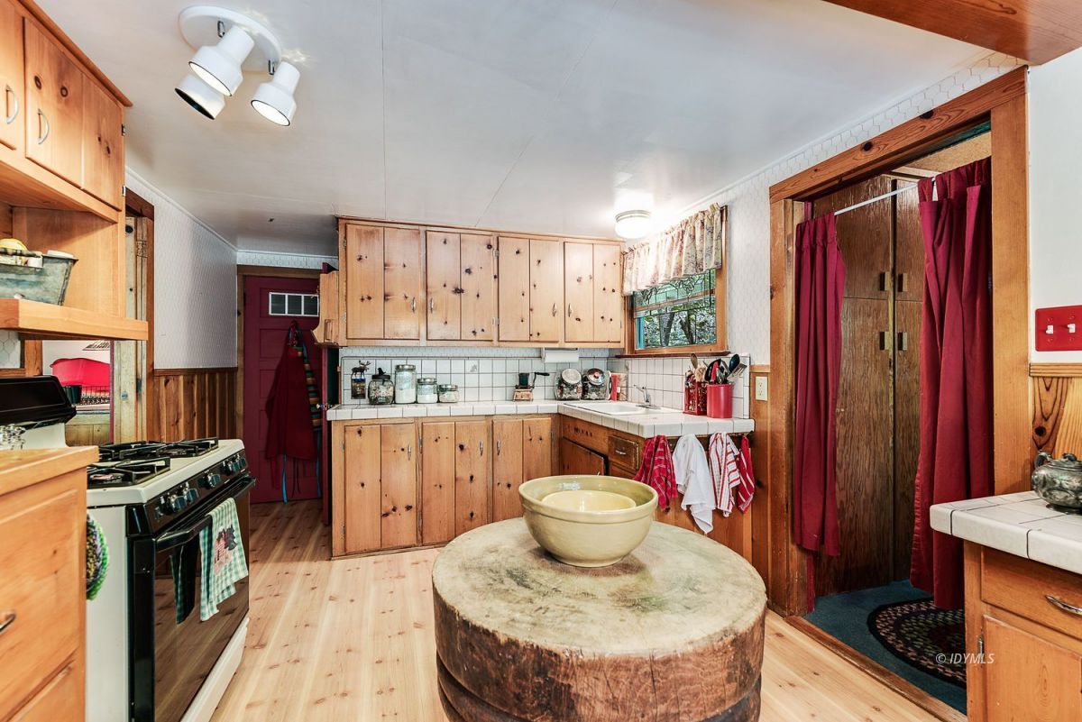 25440 Fern Valley Road Idyllwild, CA 92549 - Photo 17 of 32 a kitchen that has a sink and a stove