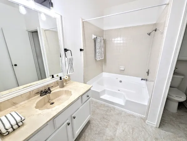 $1,600 | 17641 Red Oak Drive, Unit 641, Houston, TX 77090