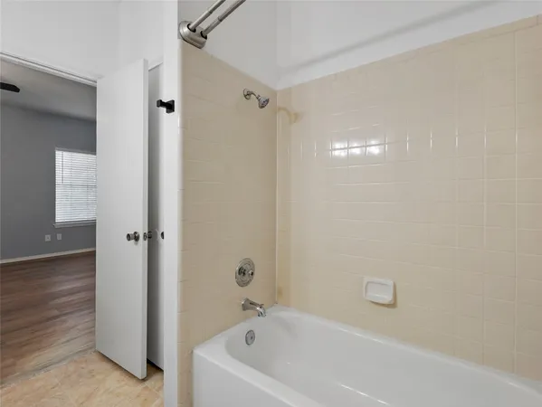 $1,600 | 17641 Red Oak Drive, Unit 641, Houston, TX 77090