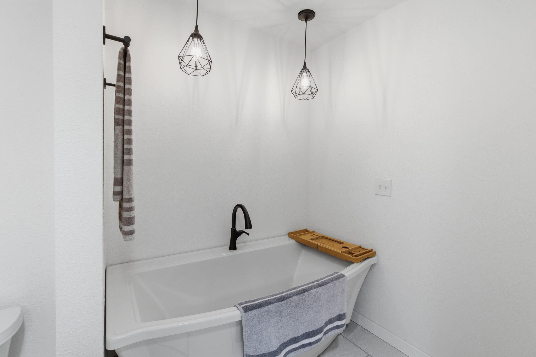 190 Spring Oak Way Merlin, OR 97532 - Photo 20 of 34 Primary Bathroom