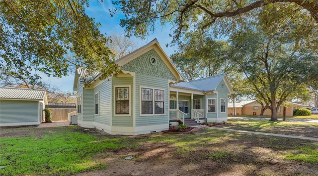a view of a house with a yard