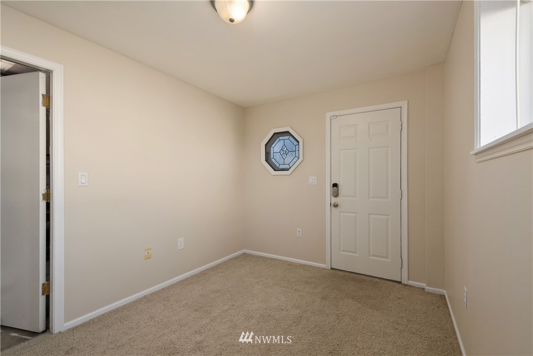 2506 170th Street Southeast Bothell, WA 98012 - Photo 20 of 27 an empty room with a window
