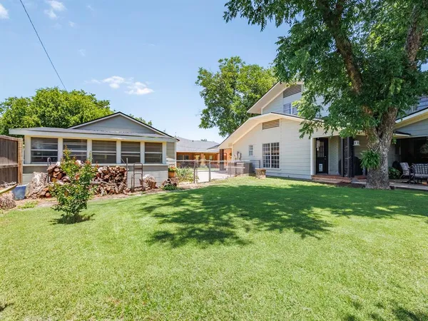 a view of a house with backyard and garden