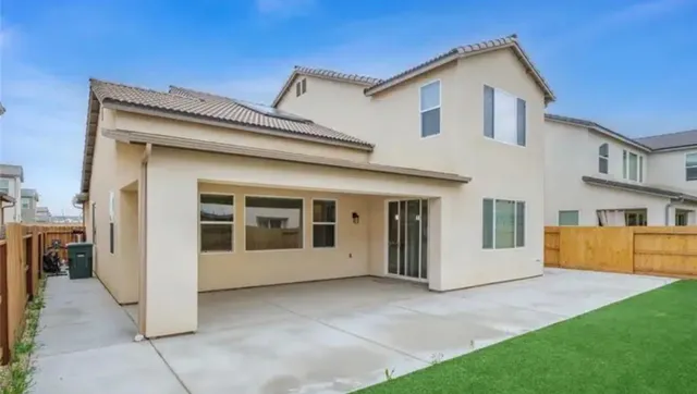 a view of a house with backyard