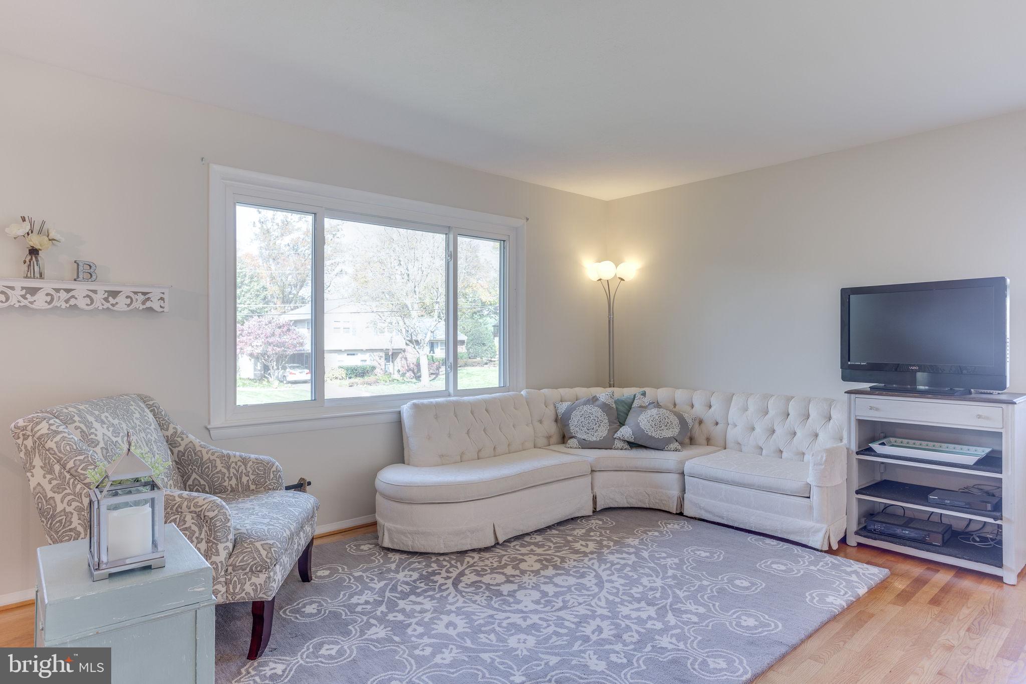 14813 Wood Home Road Centreville, VA 20120 - Photo 3 of 22 Living room