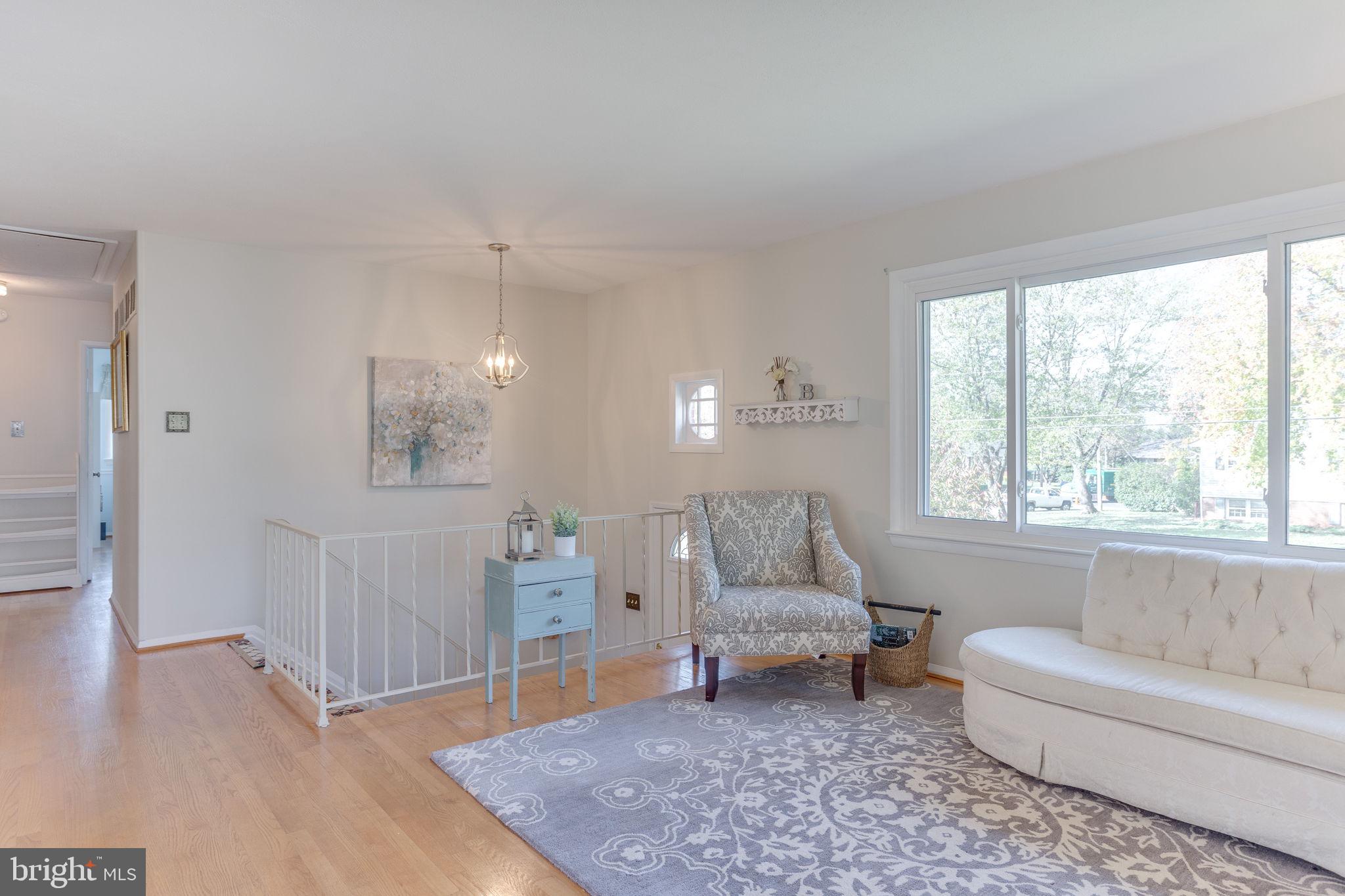 14813 Wood Home Road Centreville, VA 20120 - Photo 4 of 22 Living room