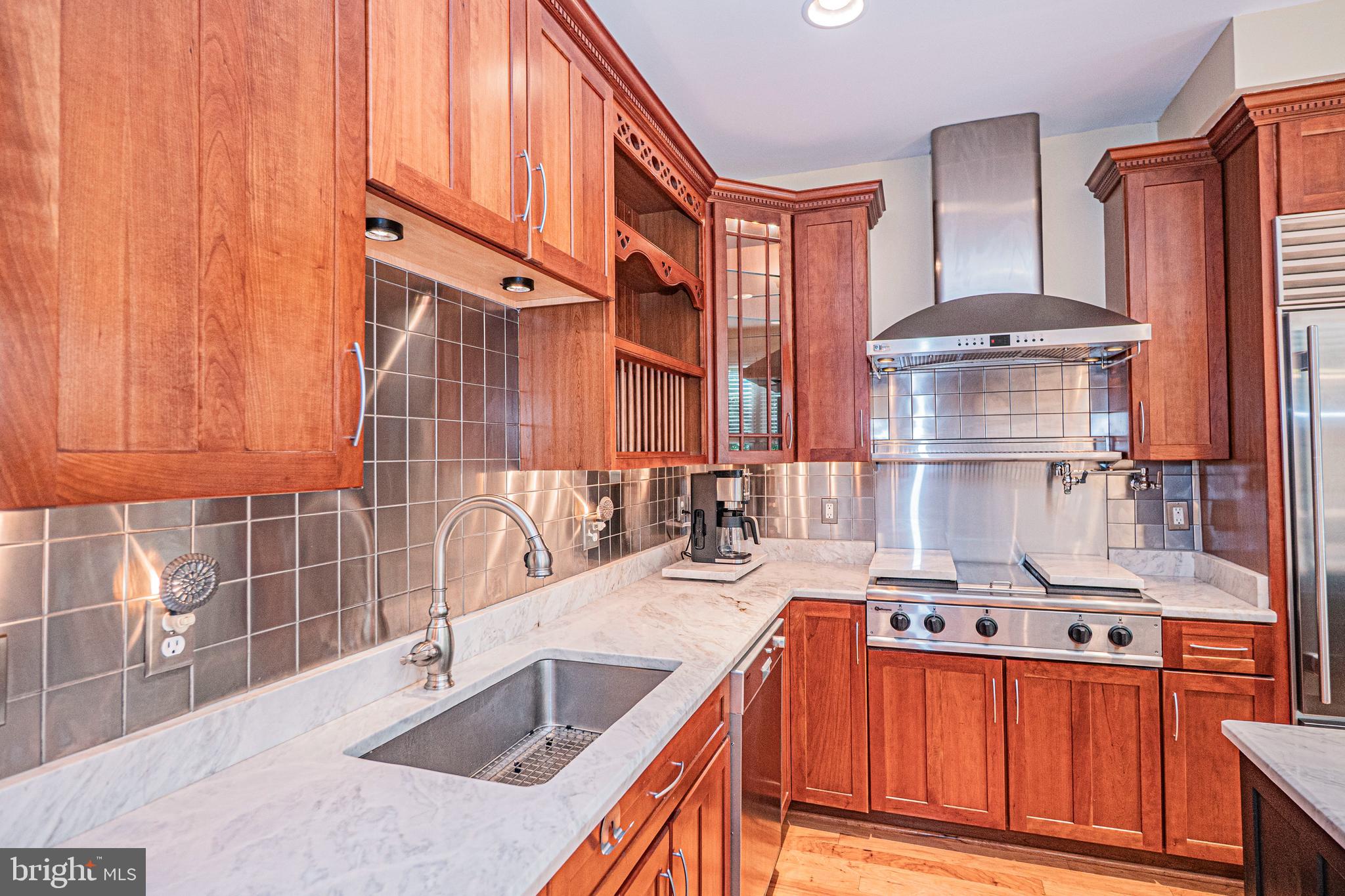 5448 Edsall Ridge Place Alexandria, VA 22312 - Photo 9 of 52 a kitchen with stainless steel appliances granite countertop a sink stove and cabinets
