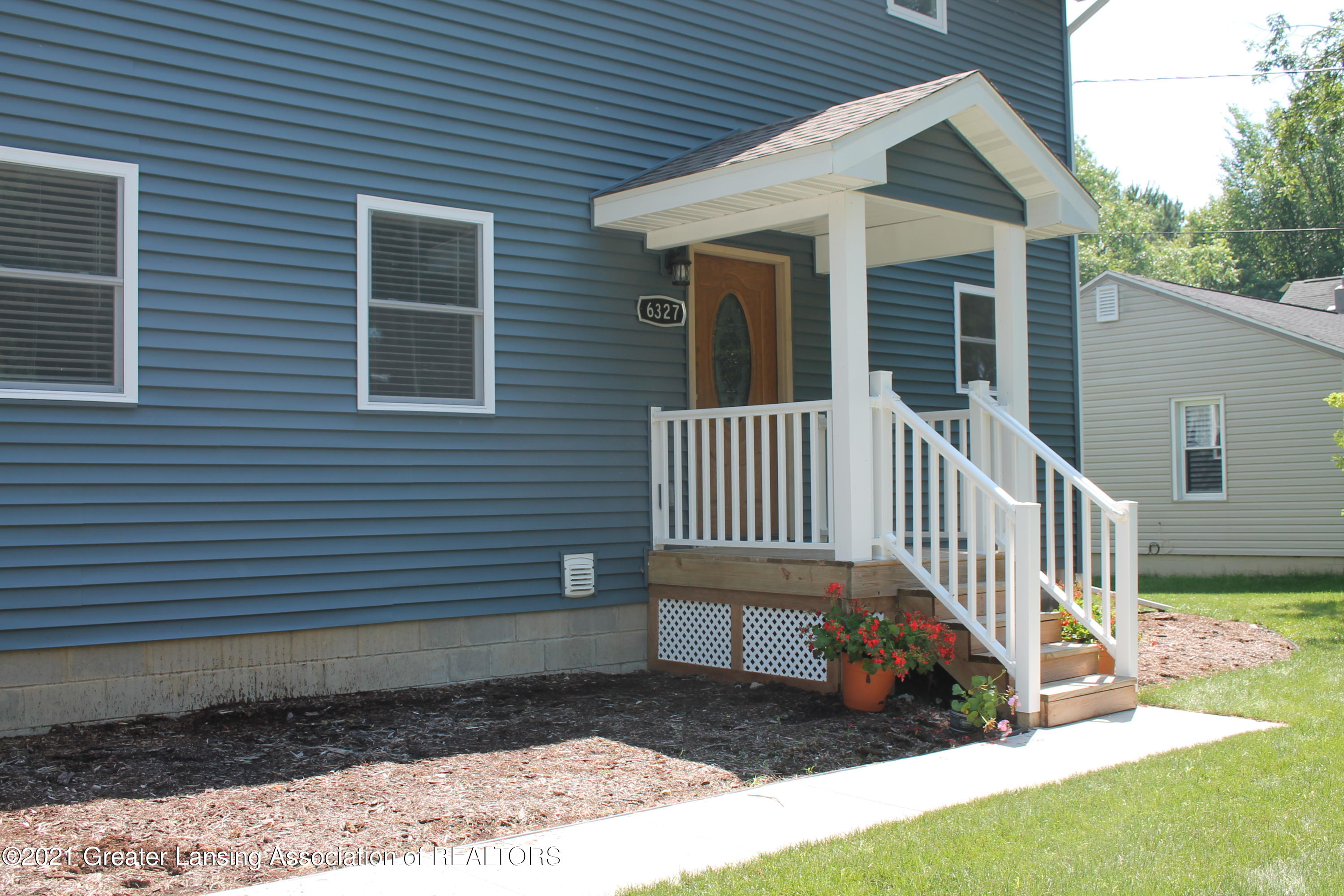 6327 Hilliard Road Lansing, MI 48911 - Photo 3 of 35 IMG_9345