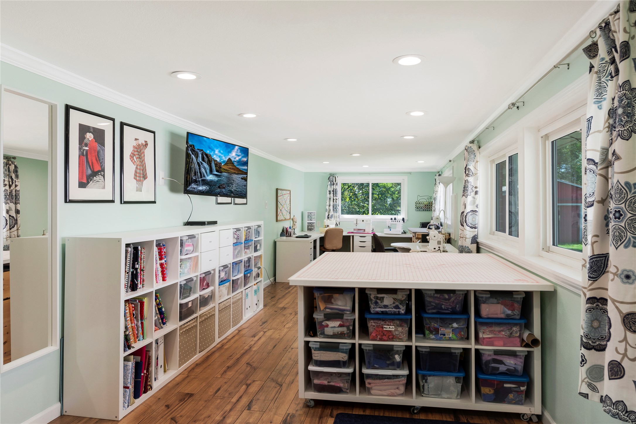 15552 Schank Road Conroe, TX 77306 - Photo 31 of 50 a large living room with a large window