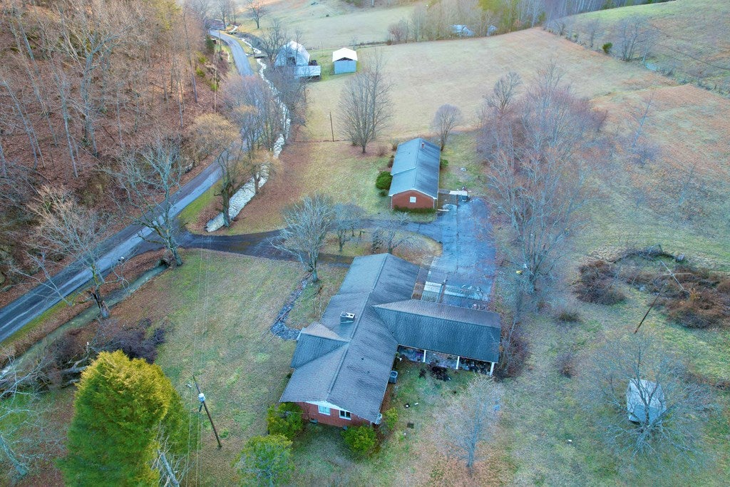 1076 Wassum Valley Road Marion, VA 24354 - Photo 2 of 11 Gallery Image 2