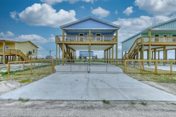 $367,500 | 371 West Misty Oak Lane, Rockport, TX 78382