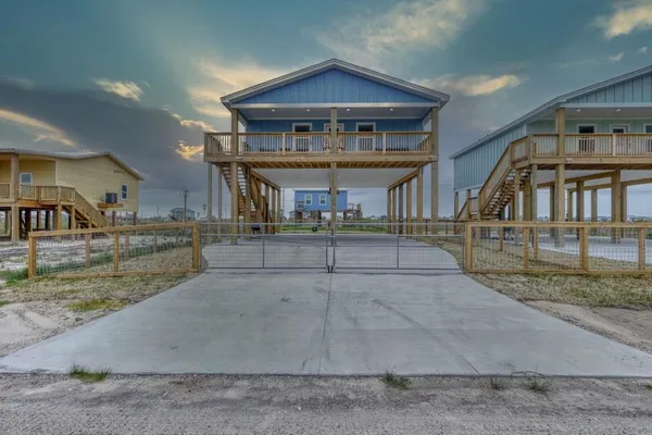 $367,500 | 371 West Misty Oak Lane, Rockport, TX 78382