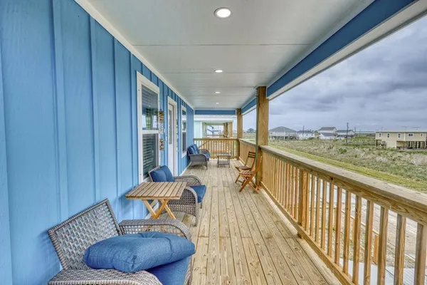 $367,500 | 371 West Misty Oak Lane, Rockport, TX 78382