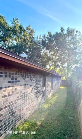 a view of a back yard