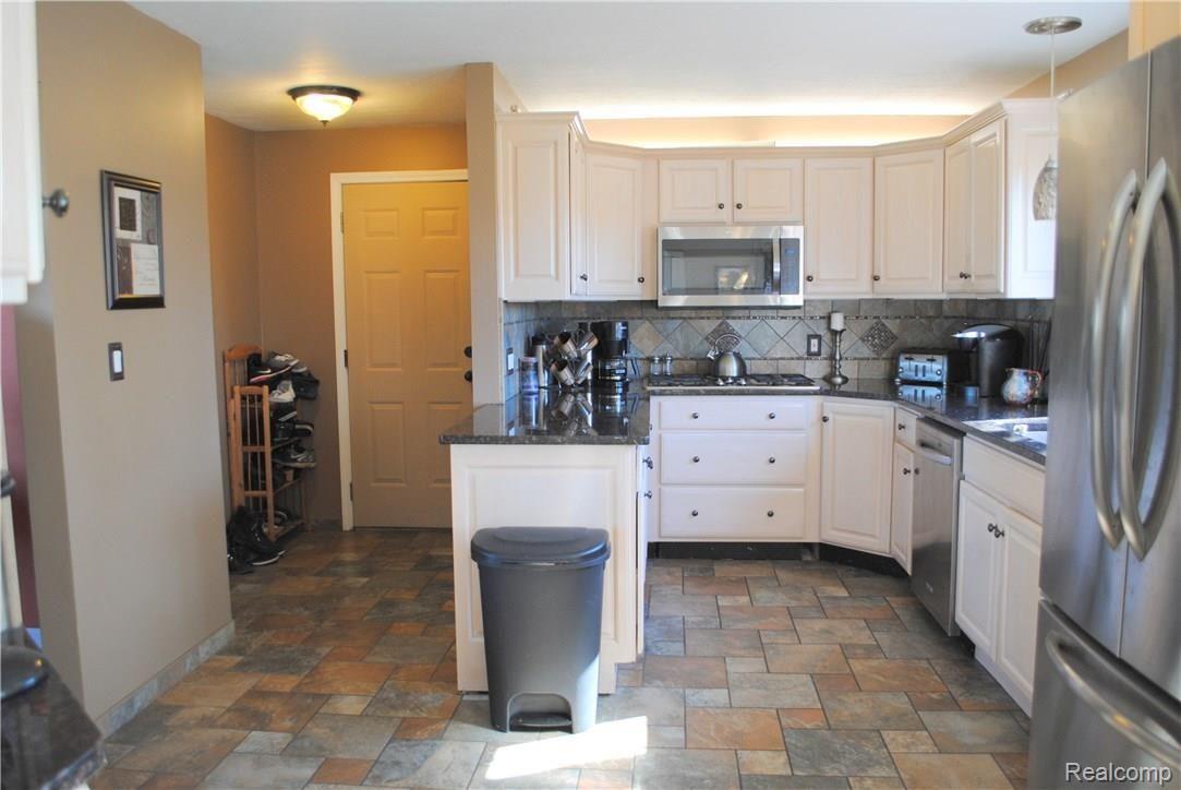 4024 South Custer Road Monroe, MI 48161 - Photo 6 of 27 DSC_0054-1.jpg