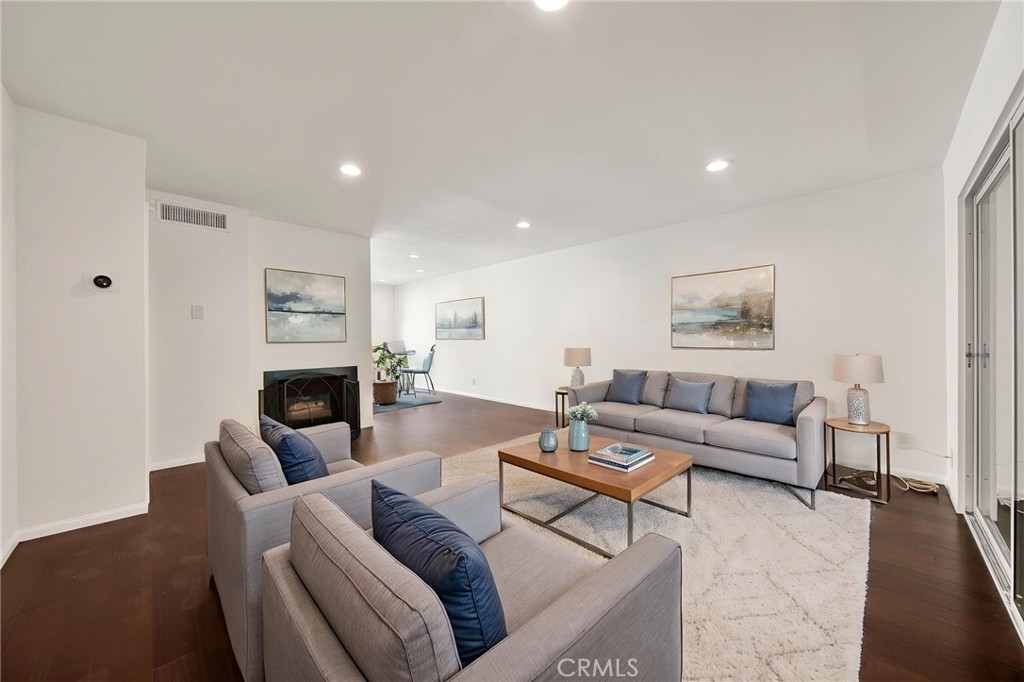 9745 Vía Roma Burbank, CA 91504 - Photo 3 of 25 Digital Staging