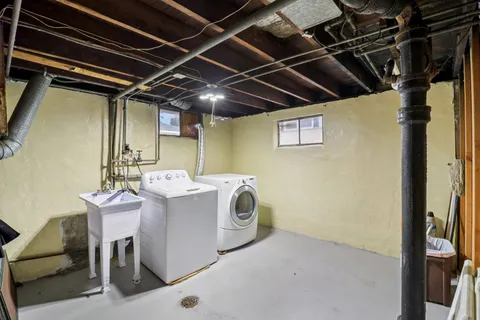 $258,000 | 796 Parkway Avenue, Elgin, IL 60120