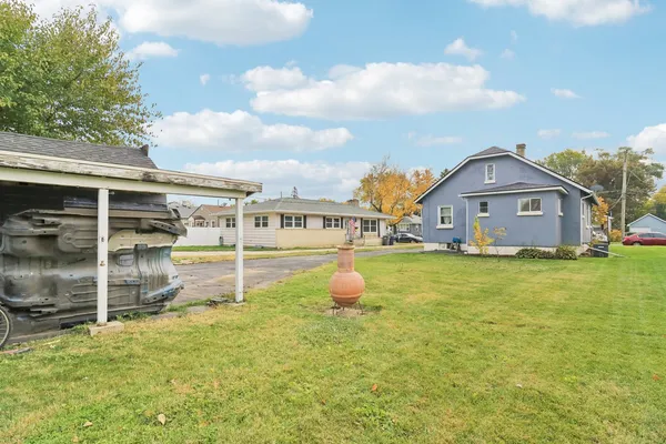 a view of a house with a yard