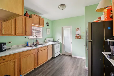 $258,000 | 796 Parkway Avenue, Elgin, IL 60120