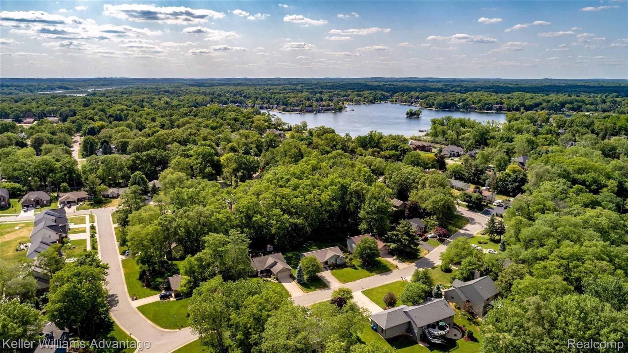 3161 Smugglers Ridge Walled Lake, MI 48390 - Photo 4 of 26 Commerce Lake